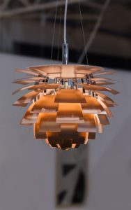 Lampa wisząca szyszka – czy warto zaprosić ją do wnętrz?
